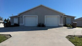 4345 Country Club Blvd in Cape Coral, FL - Building Photo