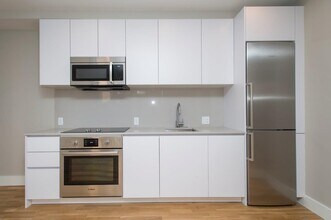 136 Highland Ave, Unit 11 in Somerville, MA - Foto de edificio - Building Photo