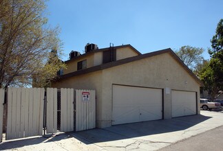 16428 Orange St in Hesperia, CA - Foto de edificio - Building Photo