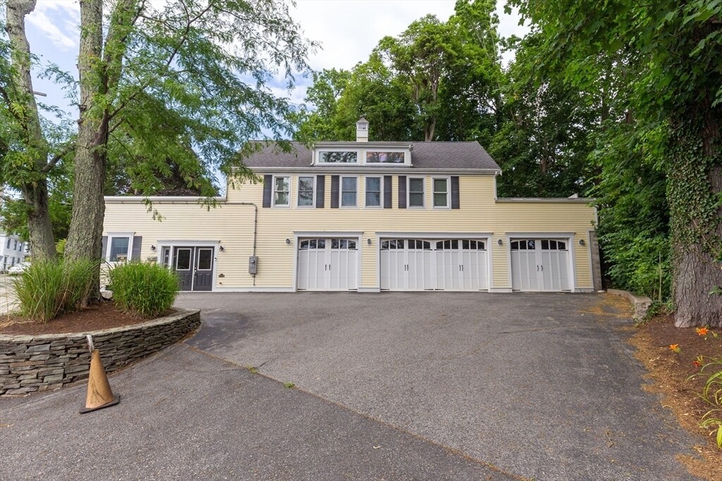44 Russell St in Plymouth, MA - Building Photo