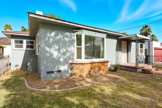 3841 Locust St in Riverside, CA - Foto de edificio - Building Photo