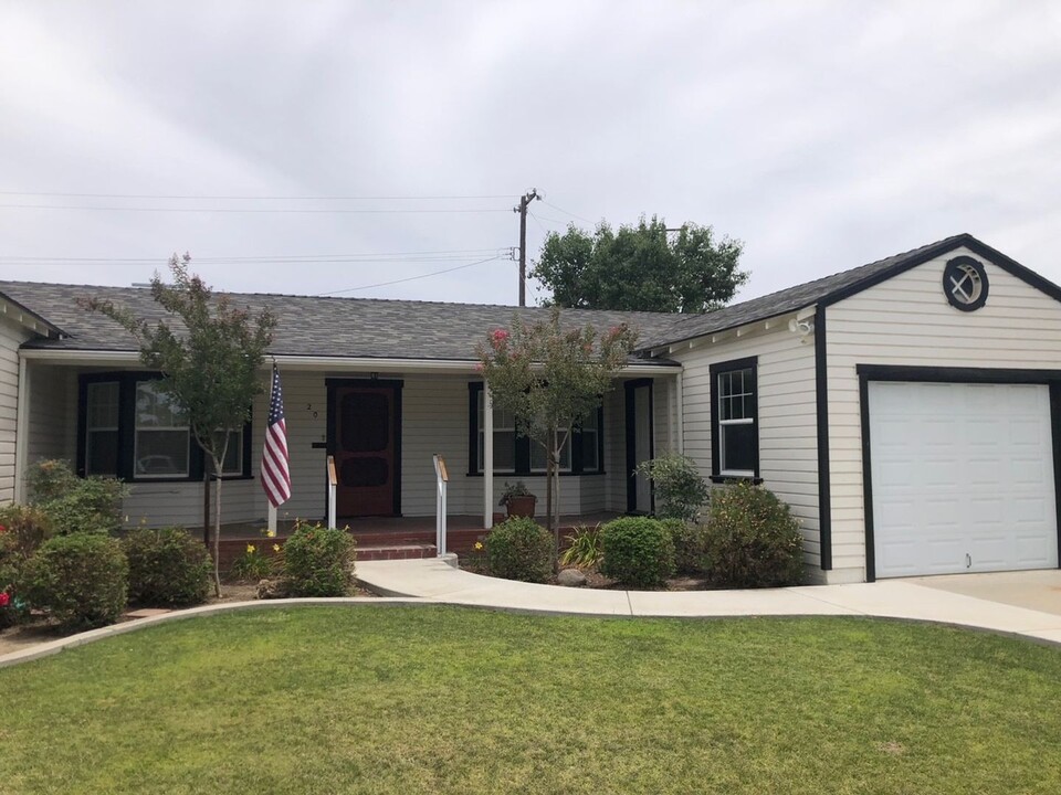 20 Follett St in Lemoore, CA - Building Photo