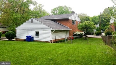 6415 Rockhurst Rd in Bethesda, MD - Foto de edificio - Building Photo