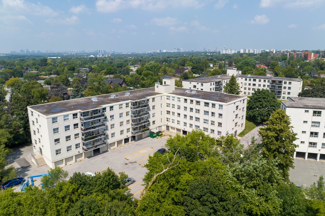 5 Biggin Crt in Toronto, ON - Building Photo