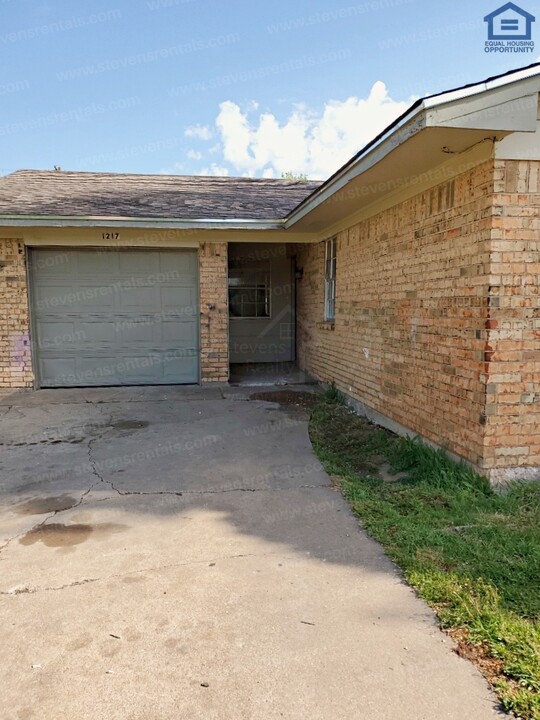 1217 SW Wisconsin Ave in Lawton, OK - Building Photo