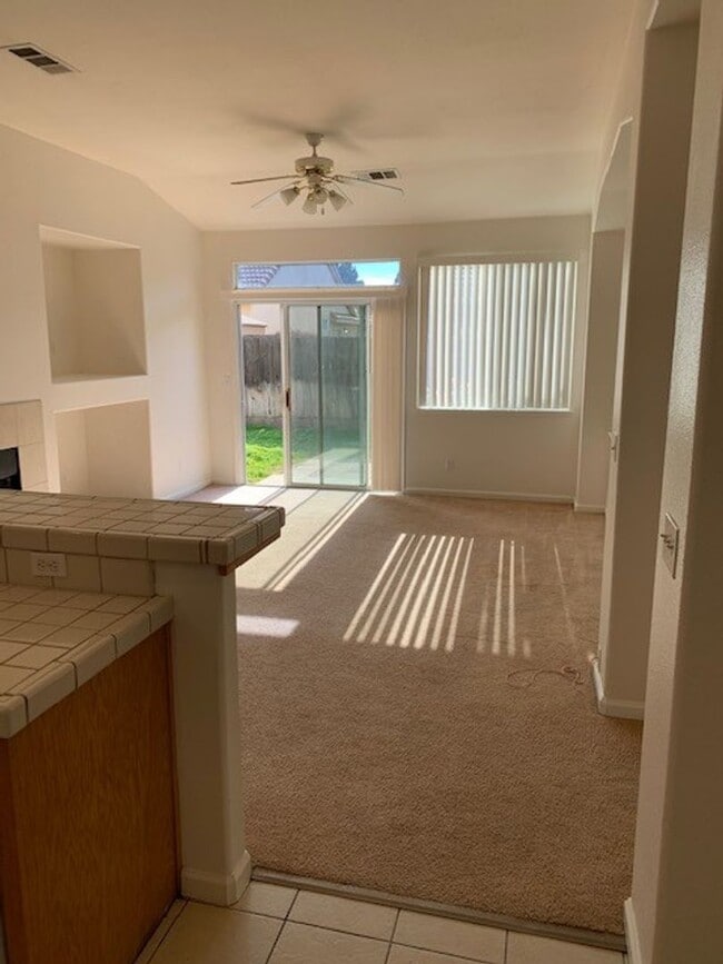 1699 Fireside Way in Lemoore, CA - Building Photo - Building Photo