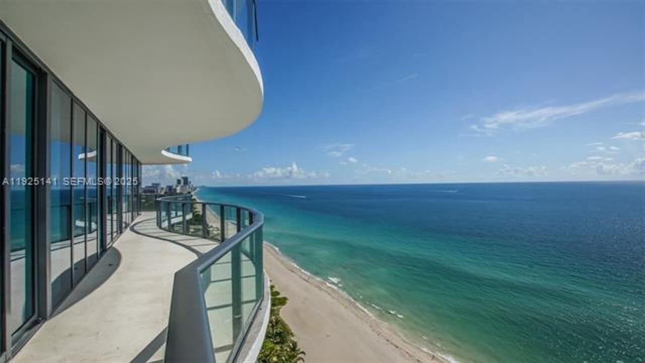 19575 Collins Ave in Sunny Isles Beach, FL - Foto de edificio