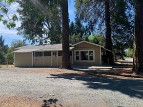 1465 Fruitdale Dr in Grants Pass, OR - Building Photo - Building Photo