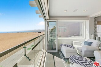 1341 Palisades Beach Rd in Santa Monica, CA - Foto de edificio - Building Photo