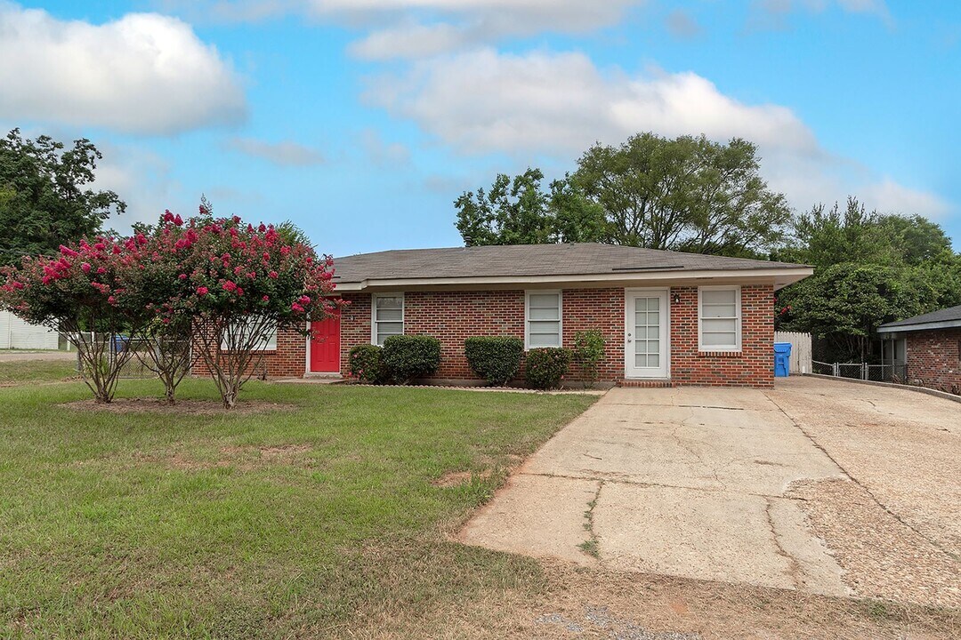 1001 Gipson St in Prattville, AL - Building Photo