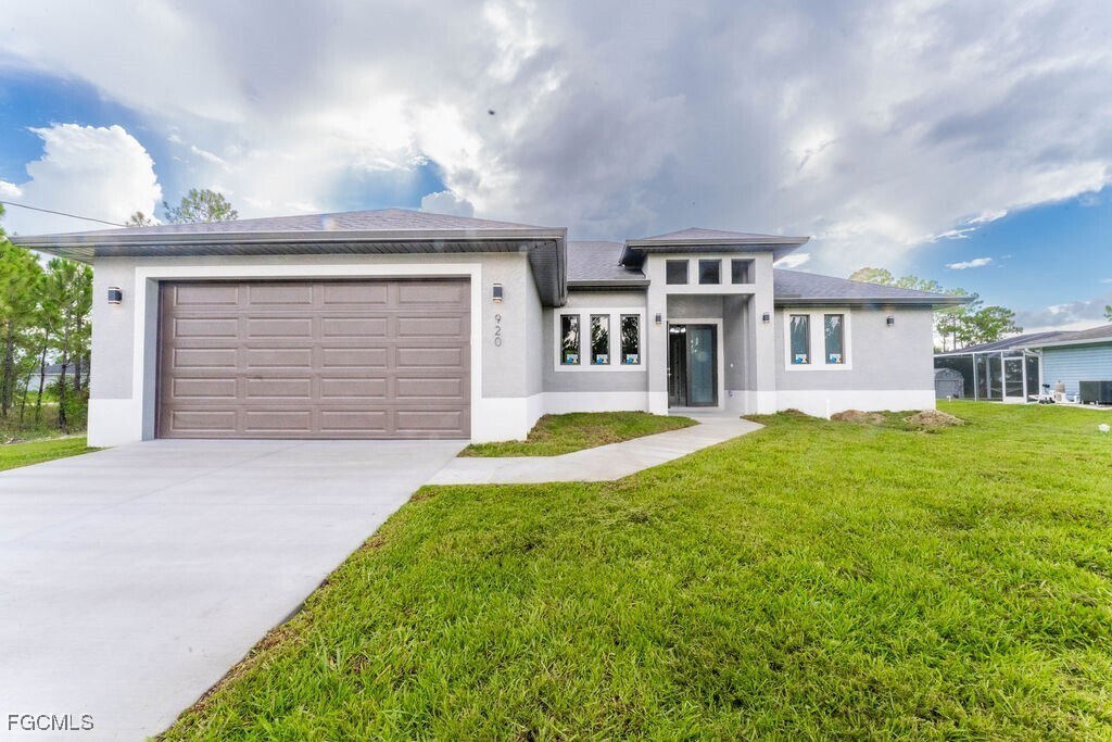 920 Washington Ave in Lehigh Acres, FL - Building Photo