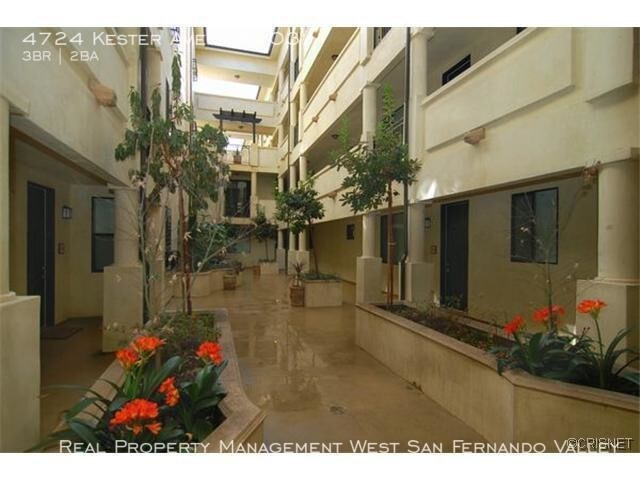 4724 Kester Ave in Los Angeles, CA - Foto de edificio - Building Photo