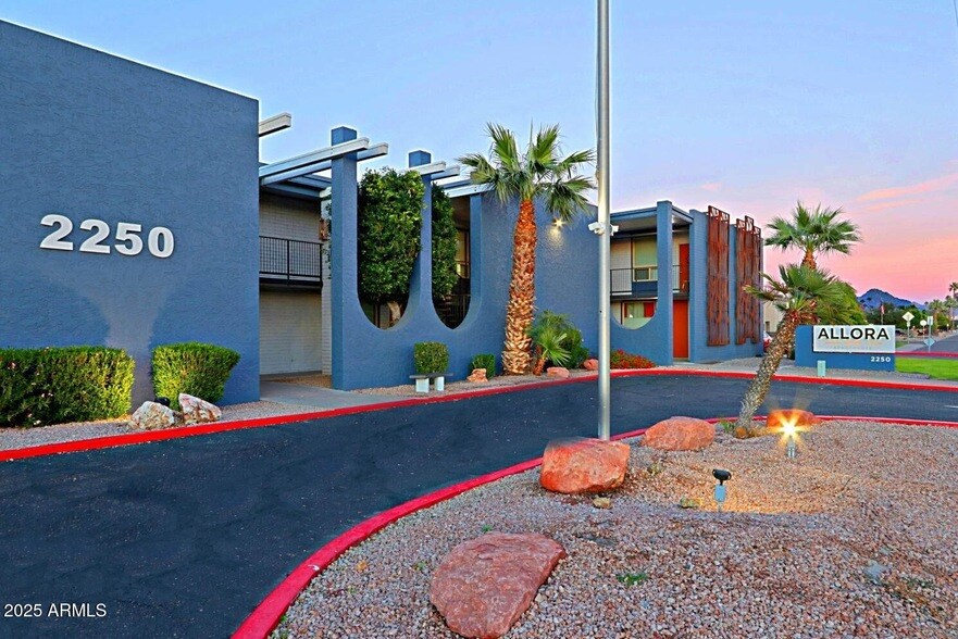 2250 W Glendale Ave in Phoenix, AZ - Foto de edificio