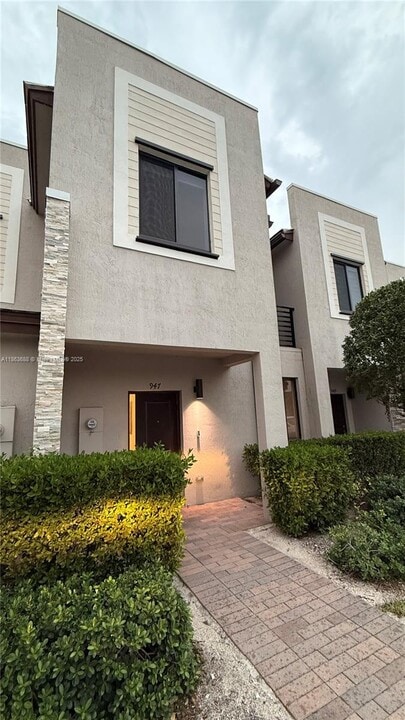 947 NE 211th St in North Miami Beach, FL - Building Photo