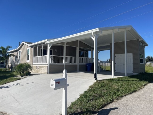 902 W Questa Ave
