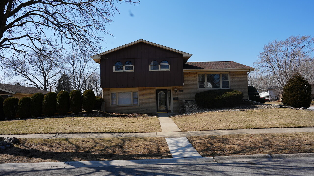 7405 160th Pl in Tinley Park, IL - Building Photo