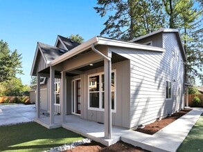 84 SW Meadow Dr in Beaverton, OR - Foto de edificio - Building Photo