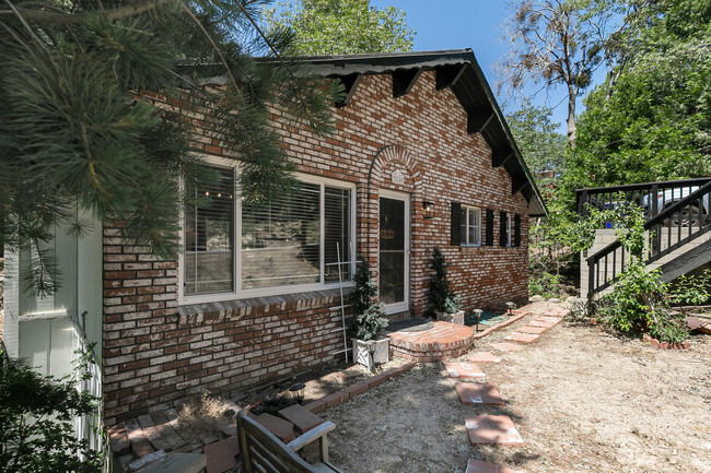 32240 Fern Dr in Running Springs, CA - Building Photo - Building Photo