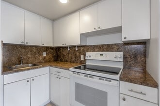 MIAMI CONDO HOLDINGS in Miami, FL - Building Photo - Interior Photo