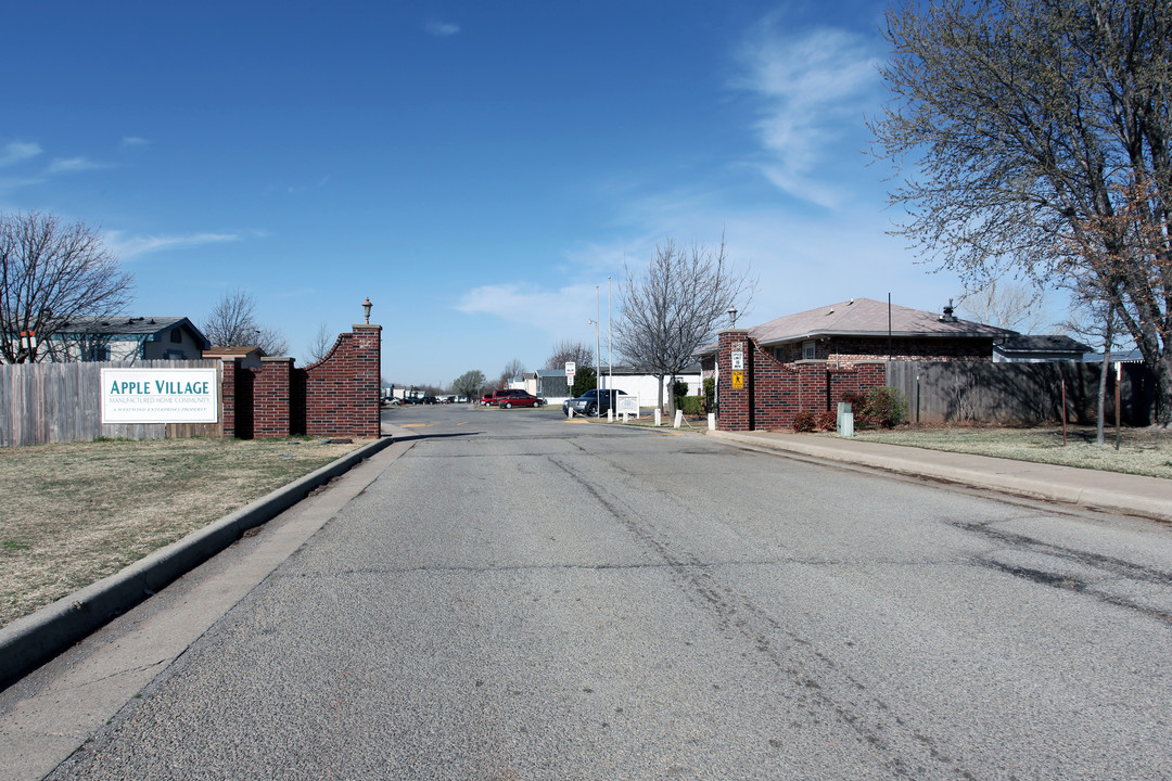 301 Dennis St in Edmond, OK - Building Photo