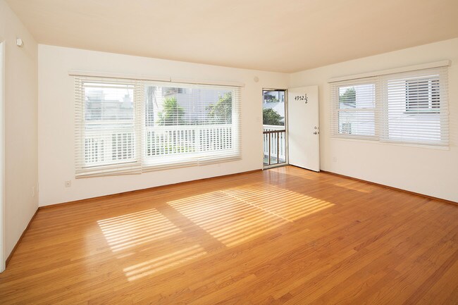 property at 4952 1/2 Del Mar Ave