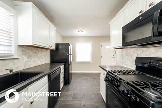 6667 E 17th St in Indianapolis, IN - Foto de edificio - Building Photo