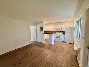 921 NE 17th Ave, Unit 4 in Fort Lauderdale, FL - Building Photo - Building Photo