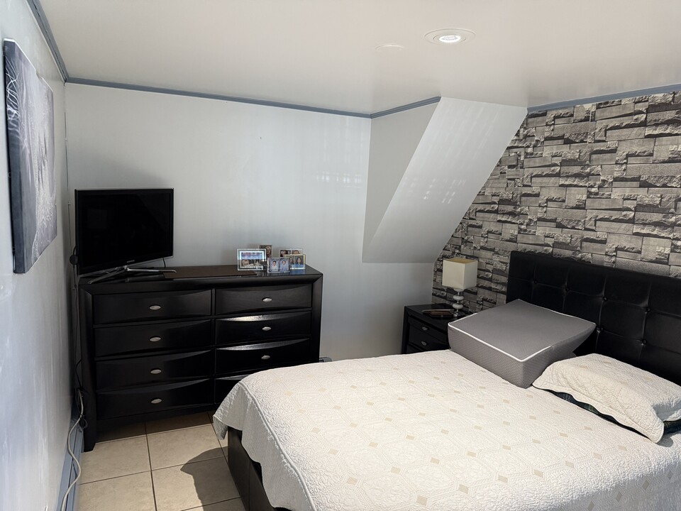 3033 86th St, Unit 1 L in East Elmhurst, NY - Building Photo