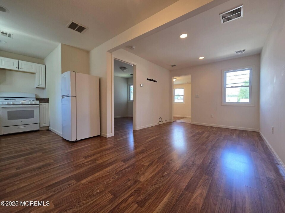 98 Seeley Ave in Keansburg, NJ - Building Photo
