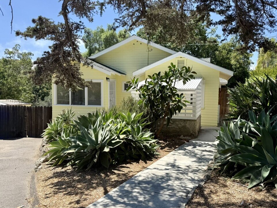 2371 Ivy Rd in Oceanside, CA - Building Photo