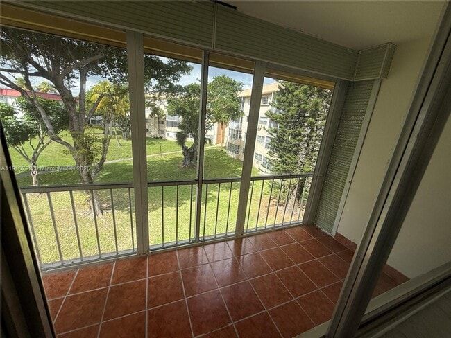 1540 NE 191st St in Miami, FL - Building Photo - Building Photo