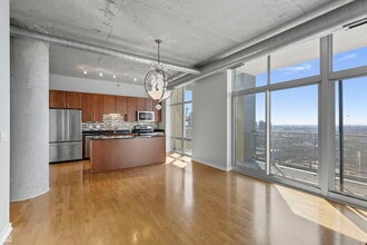 700 N Larrabee St, Unit 1715 in Chicago, IL - Foto de edificio - Building Photo