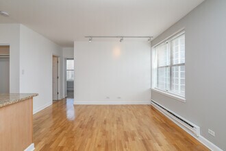 808 W Junior Terrace in Chicago, IL - Building Photo - Interior Photo