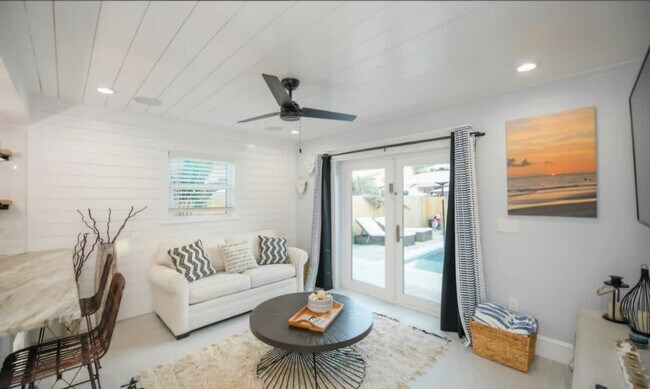 613 Fern St in Anna Maria, FL - Building Photo - Building Photo