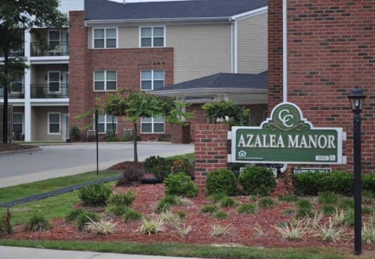 Azalea Manor in Fayetteville, NC - Foto de edificio