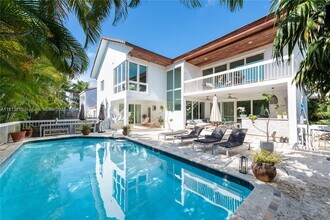 225 Harbor Dr in Key Biscayne, FL - Building Photo - Building Photo