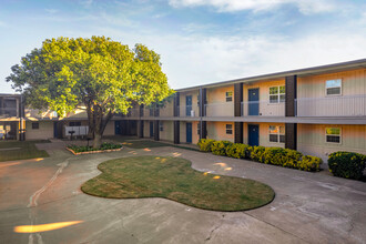 Courtyards by the Lake in Lubbock, TX - Foto de edificio - Building Photo