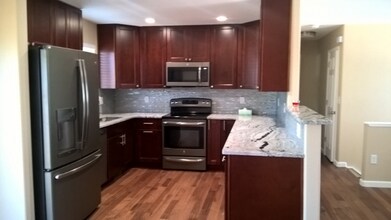 803 Potter Dr in Colorado Springs, CO - Foto de edificio - Building Photo