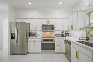 833 SW 17th St in Fort Lauderdale, FL - Building Photo