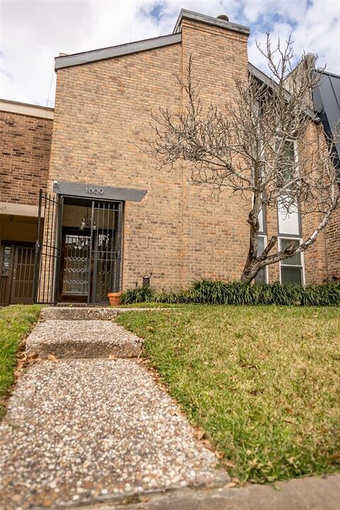 1609 Saxony Ln in Houston, TX - Building Photo