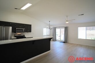 552 Sunset Meadow Ln in Bakersfield, CA - Building Photo - Building Photo