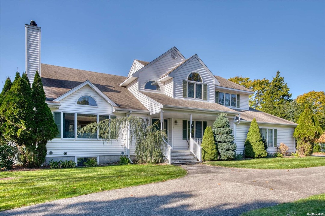 7 Sea Breeze Ave in Southampton, NY - Building Photo