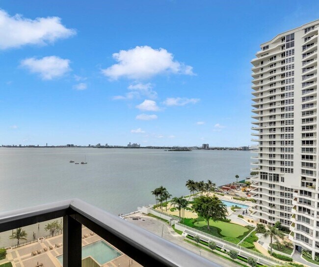 600 NE 36th St, Unit 1404 in Miami, FL - Building Photo - Building Photo