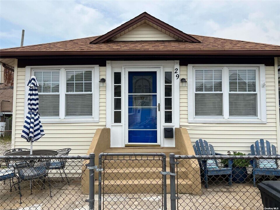 29 Wisconsin St in Long Beach, NY - Building Photo
