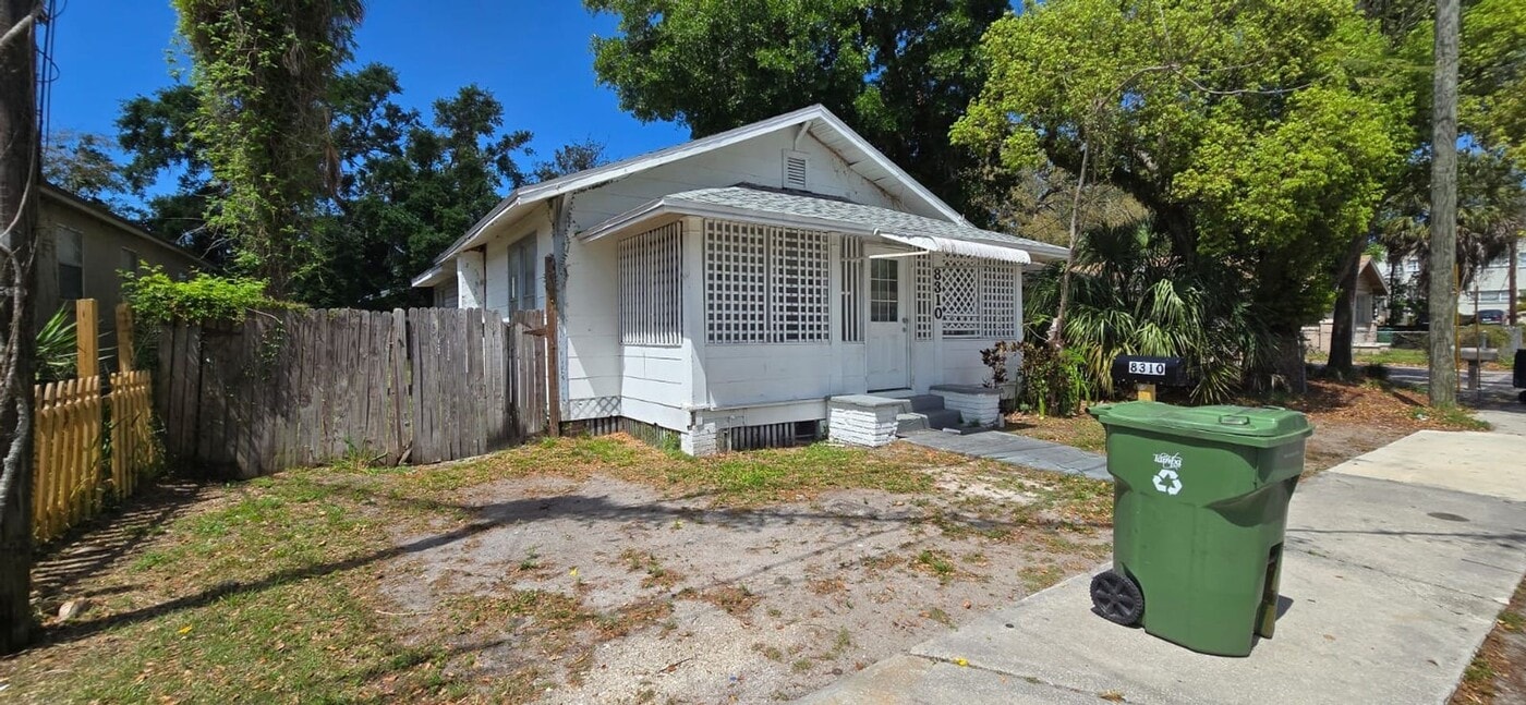 8310 N 13th St in Tampa, FL - Building Photo