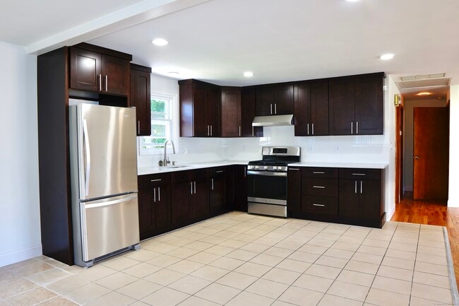71 Avon Ave in Waterbury, CT - Foto de edificio - Building Photo