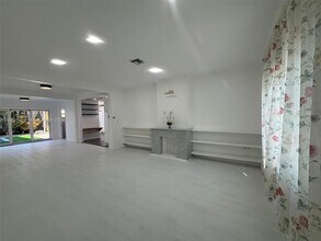 9324 Byron Ave in Surfside, FL - Foto de edificio - Building Photo