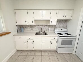 2213 Madison St, Unit 4 in Hollywood, FL - Foto de edificio - Building Photo