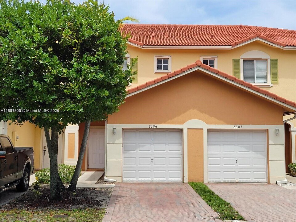8306 Santa Monica Ave in Tamarac, FL - Building Photo