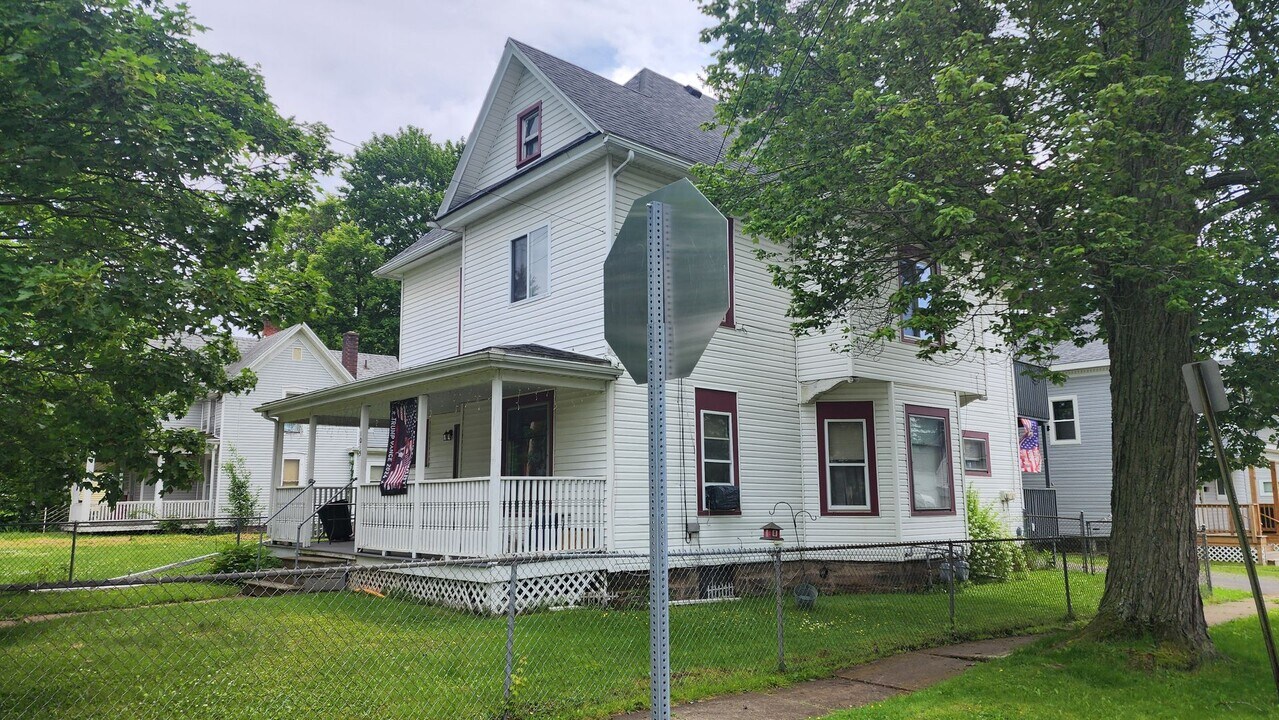1015 Washington St in Olean, NY - Building Photo